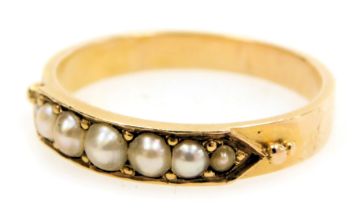 A Victorian 18ct gold and graduated seed pearl ring, size O, 3.1g.