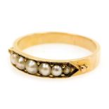 A Victorian 18ct gold and graduated seed pearl ring, size O, 3.1g.