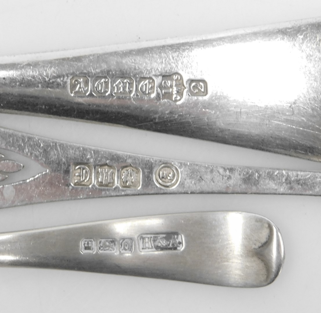 An Elizabeth II Scottish silver sugar sifting spoon, with a thistle terminal, Edinburgh 1960, and tw - Bild 2 aus 2