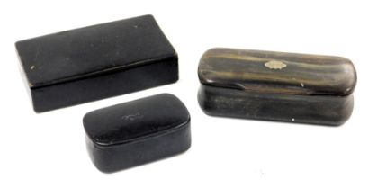 Two Victorian papier mache snuff boxes, 8.5cm and 5.5cm wide, together with a horn snuff box, with w