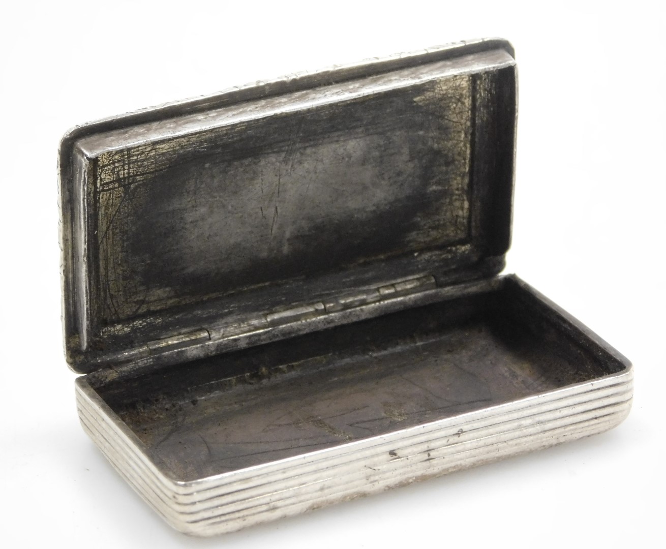 An early 19thC snuff box, of rectangular section, the lid with engine turned decoration, with vacant - Image 2 of 2