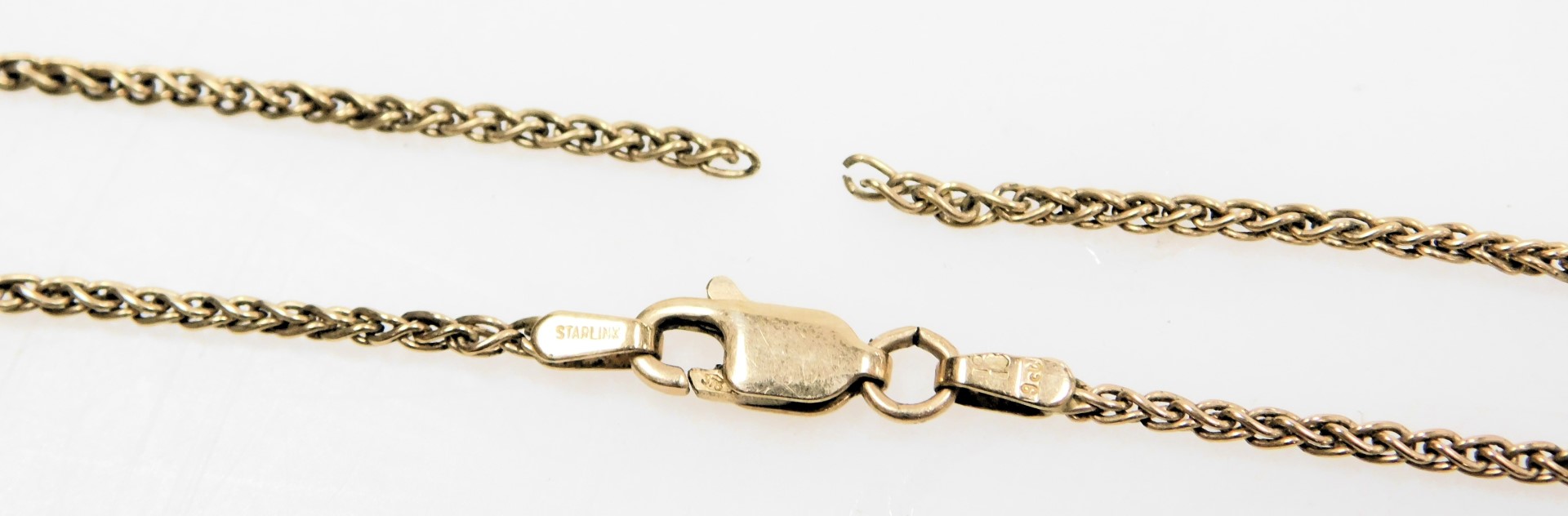 A 9ct gold neck chain, on a lobster claw clasp, 4.2g. - Bild 2 aus 2