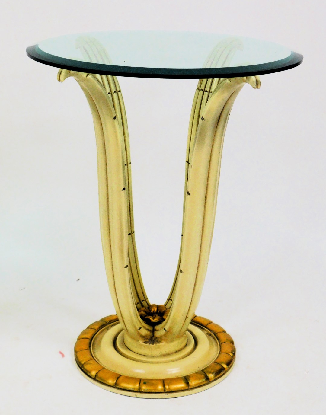 A pair of 1970s Italian Hollywood Regency side tables, with a a circular bevelled glass top, over a - Bild 2 aus 3