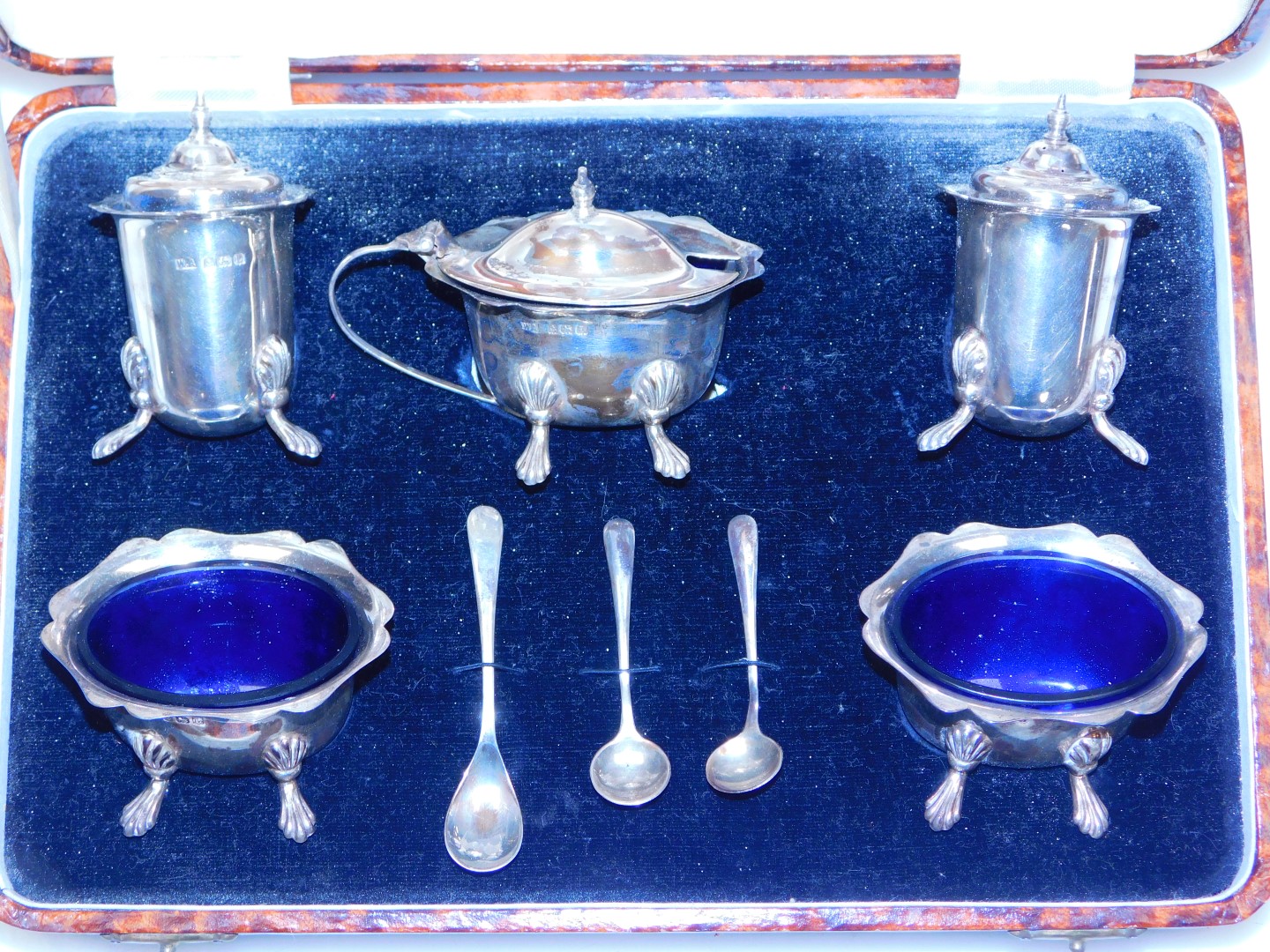 A George V silver five piece cruet set, comprising a pair of pepper pots, pair of salts, and a musta - Image 2 of 3