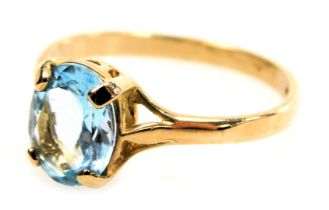 A 9ct gold and aquamarine ring, the oval cut stone in a claw setting, size P, 2.2g.