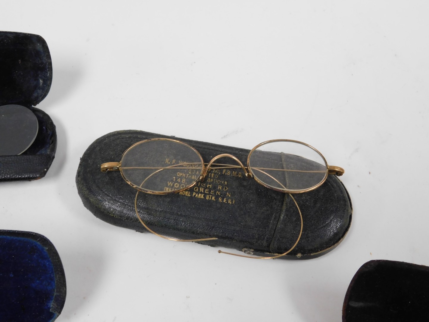 A group of early 20thC spectacles, some gold rimmed, cased, together with pince-nez, and lorgnettes. - Bild 4 aus 5