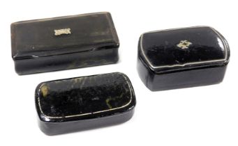A Victorian papier mache snuff box, 6.5cm wide, another with white metal inlay, 7cm wide, and a horn