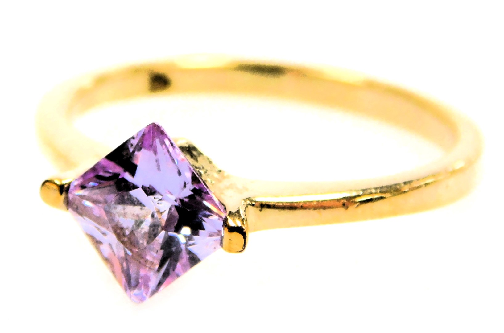 A pale amethyst solitaire ring, princess cut, in yellow metal, size O, 1.8g.