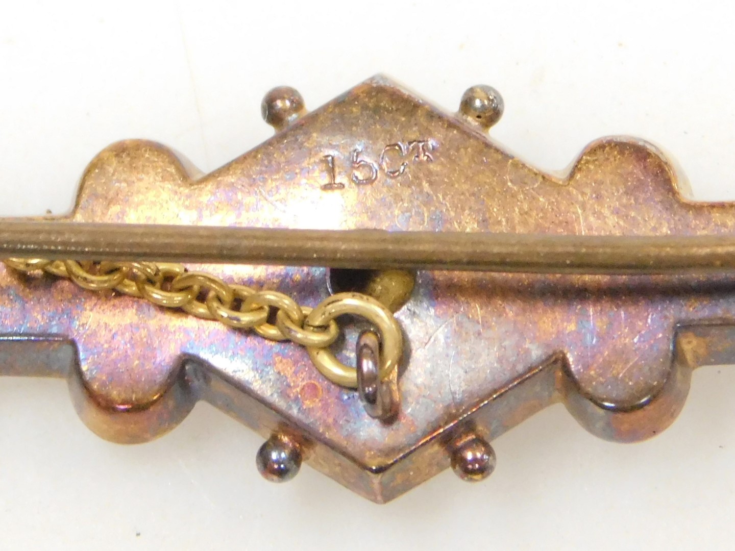 A Victorian brooch, set with a single ruby, yellow metal, stamped 15ct, with safety chain, 3.1g. - Bild 2 aus 2