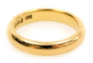 An 18ct gold wedding band, size L, 5.7g.