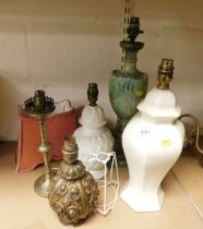 A group of table lamps, to include a cream pottery example, brass lamp, etc. (a quantity)