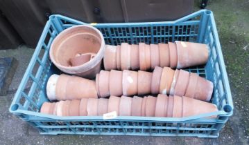 Various terracotta plant pots, of small proportion. (1 box)