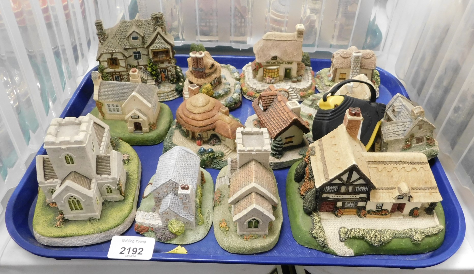 A quantity of Memory Lane cottages. (13, on 1 tray)