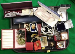 Costume jewellery, to include rings, brooches, enamel buttons, small watch, necklaces, mostly boxed.