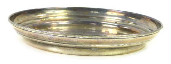 An Elizabeth II silver pin dish, with rope twist border, maker BES & Co, Birmingham 1972, 10.5cm dia