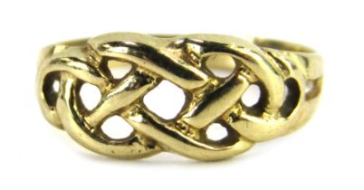 A 9ct gold crossover ring, size J, 1.1g.