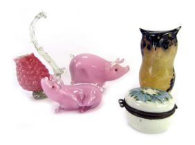 A group of decorative glassware, comprising an owl paperweight, 11cm high, two pigs, a porcelain tri