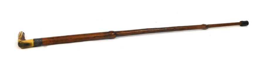 An early 20thC walking stick, with horn handle and silver collar, hallmarks rubbed, 19cm long.