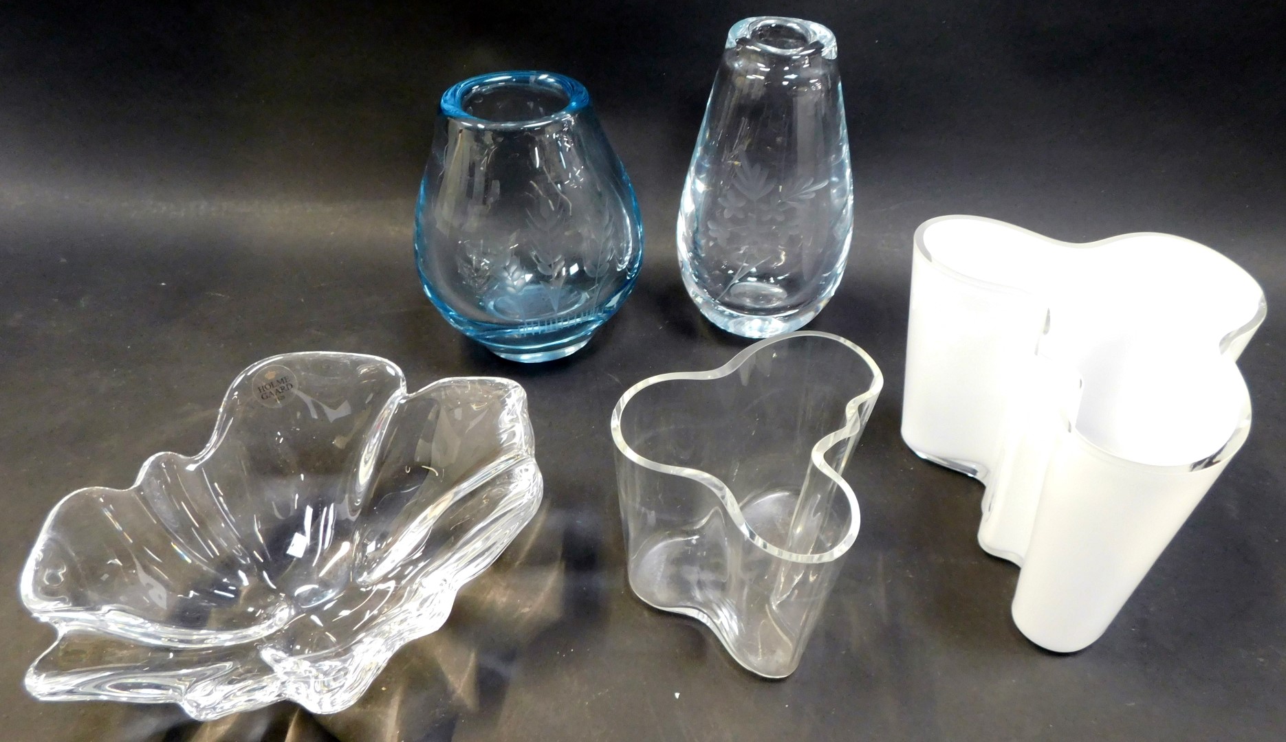 A group of decorative glassware, to include an Holme Gaard glass dish of shaped form, 18cm wide, blu
