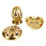 A group of Royal Crown Derby Old Imari pattern porcelain, gold ground, pattern 1128, comprising hear