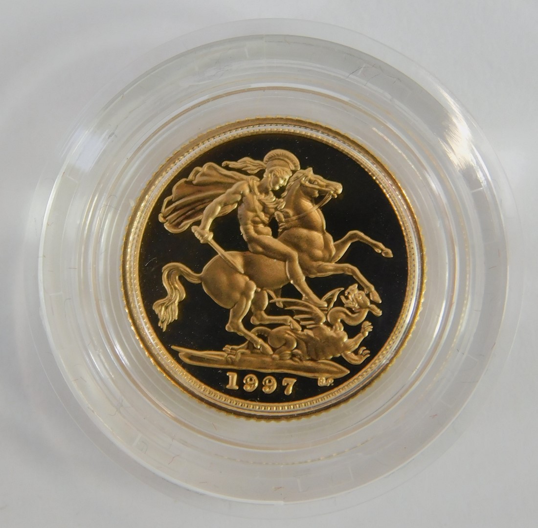 An Elizabeth II gold half sovereign 1997, in fitted case, with certificate of authenticity, No 39996 - Image 2 of 3