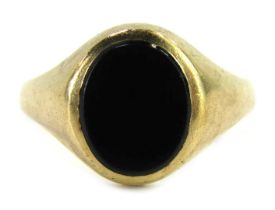 A 9ct gold signet ring, the oval ring head set with black agate, size U, 6.1g all in. (AF)