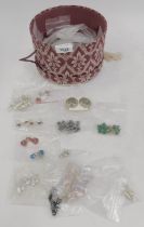 Assorted costume jewellery, comprising fashion drop earrings, jewellery making kits, part stones, et