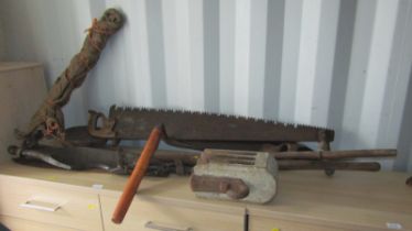 Various agricultural tools, comprising two logging saws, scythe, copper pan, weight pulley, etc.