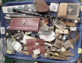 Curios and collectables, to include spirit levels, padlock, cut throat razor, snuff box, corkscrew,