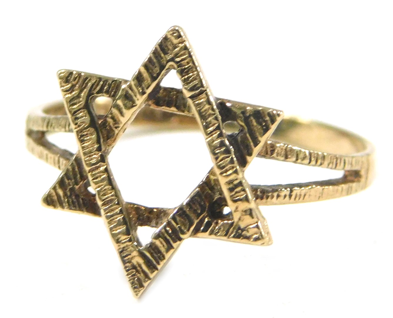 A 9ct gold dress ring, the central star on V splayed shoulders, with etched design, ring size M, 1.4