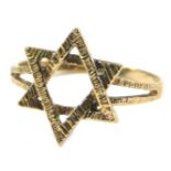 A 9ct gold dress ring, the central star on V splayed shoulders, with etched design, ring size M, 1.4
