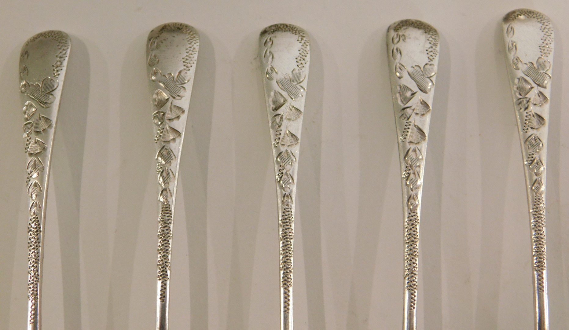 An Edward VII silver teaspoon and tong set, comprising six teaspoons and pair of tongs, the spoons f - Image 2 of 2