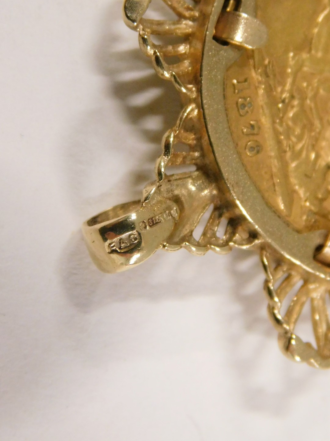 A young Victoria head full gold sovereign pendant, dated 1876, in a 9ct gold star mount, 12.3g all i - Image 3 of 3