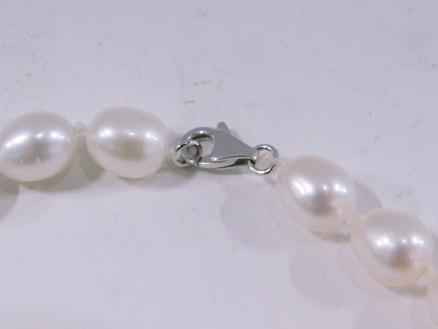 A pearl necklace, with white lustre finish beads, on a knotted string strand, of varying sizes, the - Image 2 of 2