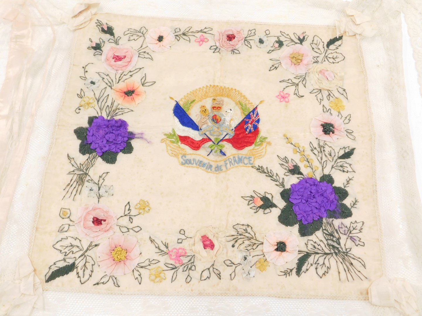 A collection of WWI related embroideries, each decorated with various emblems, titled souvenir Franc - Bild 3 aus 4