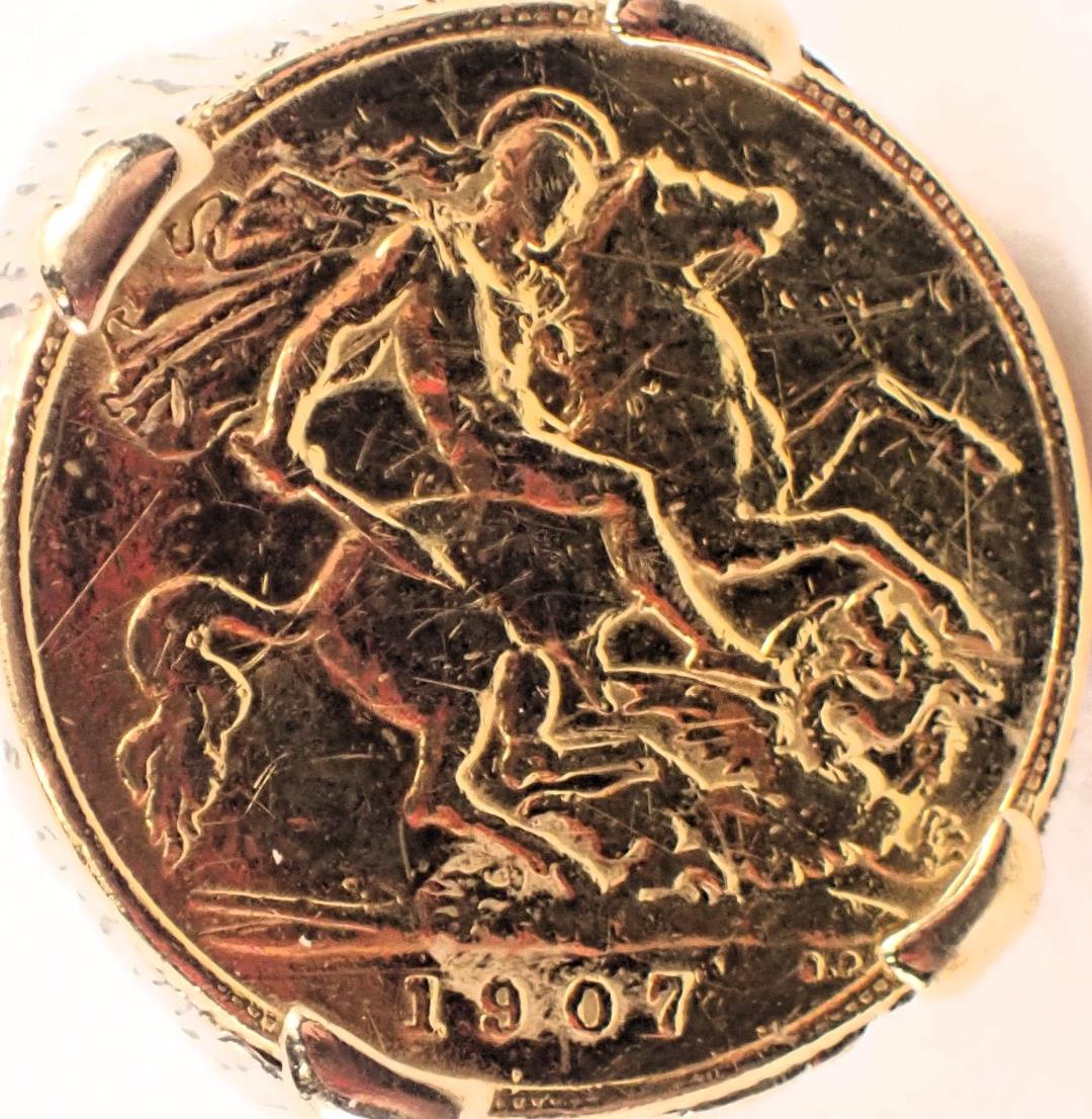 A replica Edward VII half gold sovereign dress ring, the replica coin dated 1907, in rubbed bark eff - Image 2 of 5