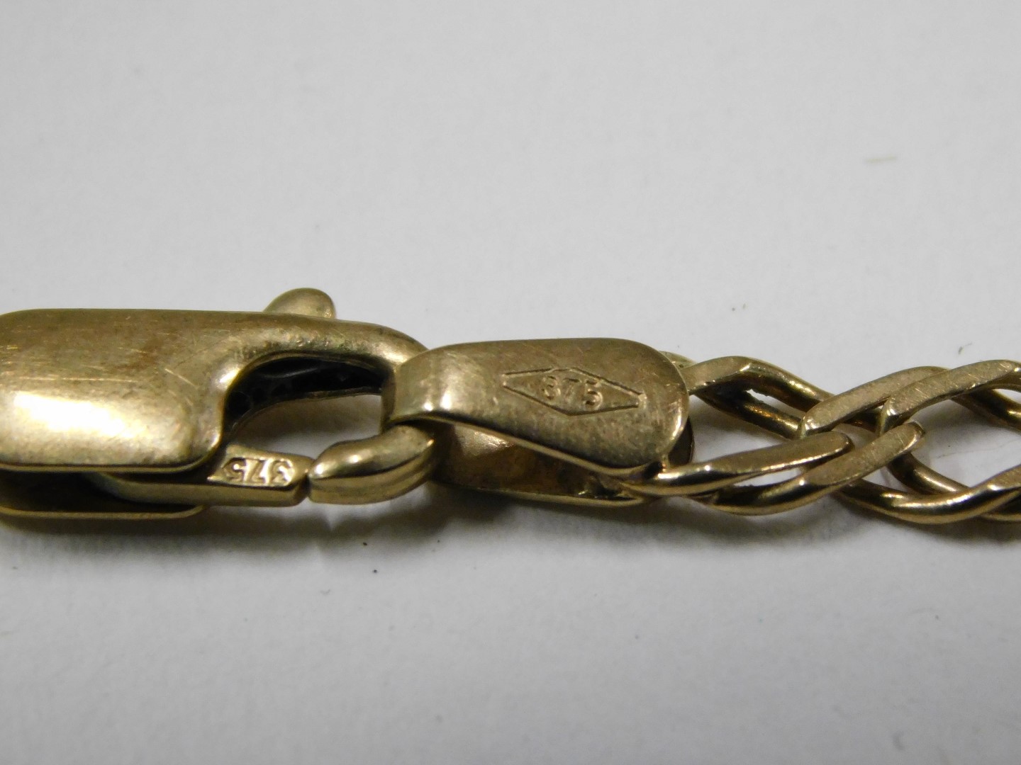 A fancy link bracelet, with clip clasp, yellow metal stamped 375, 20cm long, 3.2g. - Image 2 of 2