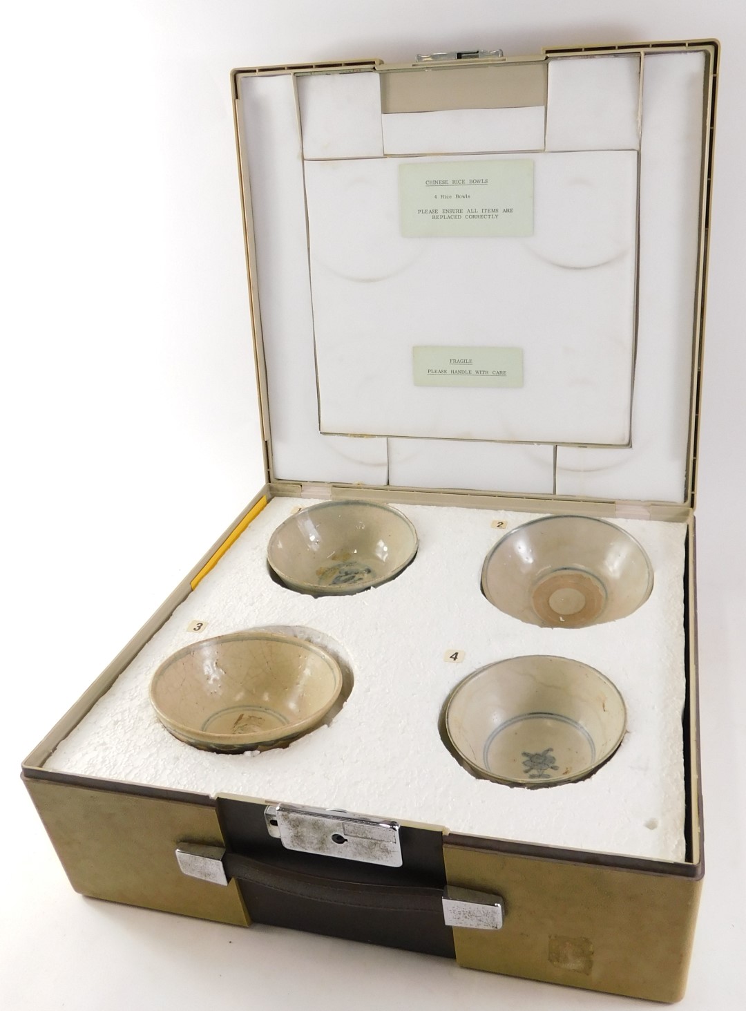 A cased presentation set of reproduction Chinese rice bowls, the largest 12cm diameter. - Image 4 of 5