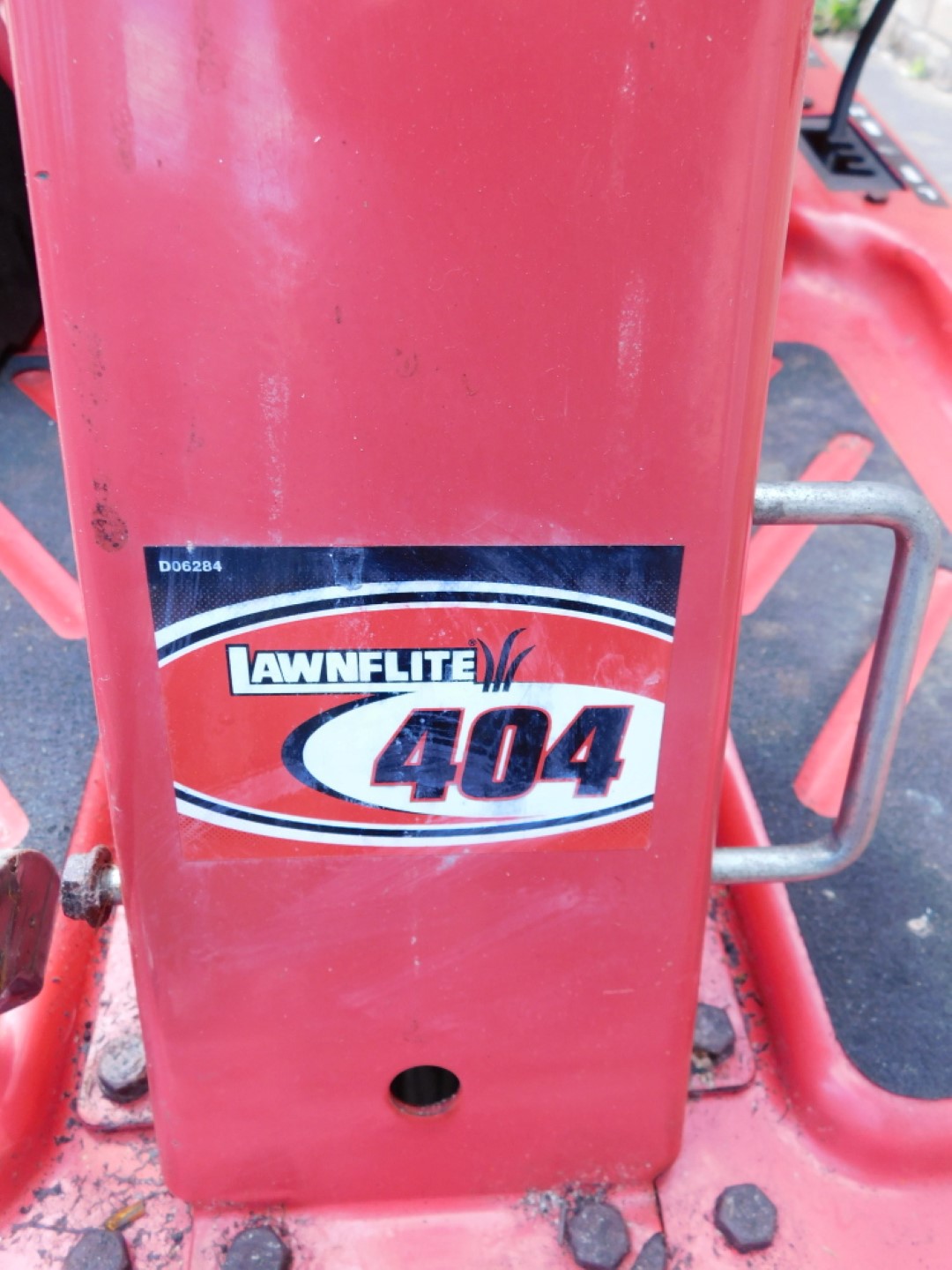 A Lawnflite 404 petrol ride on mower, in red. - Image 3 of 5