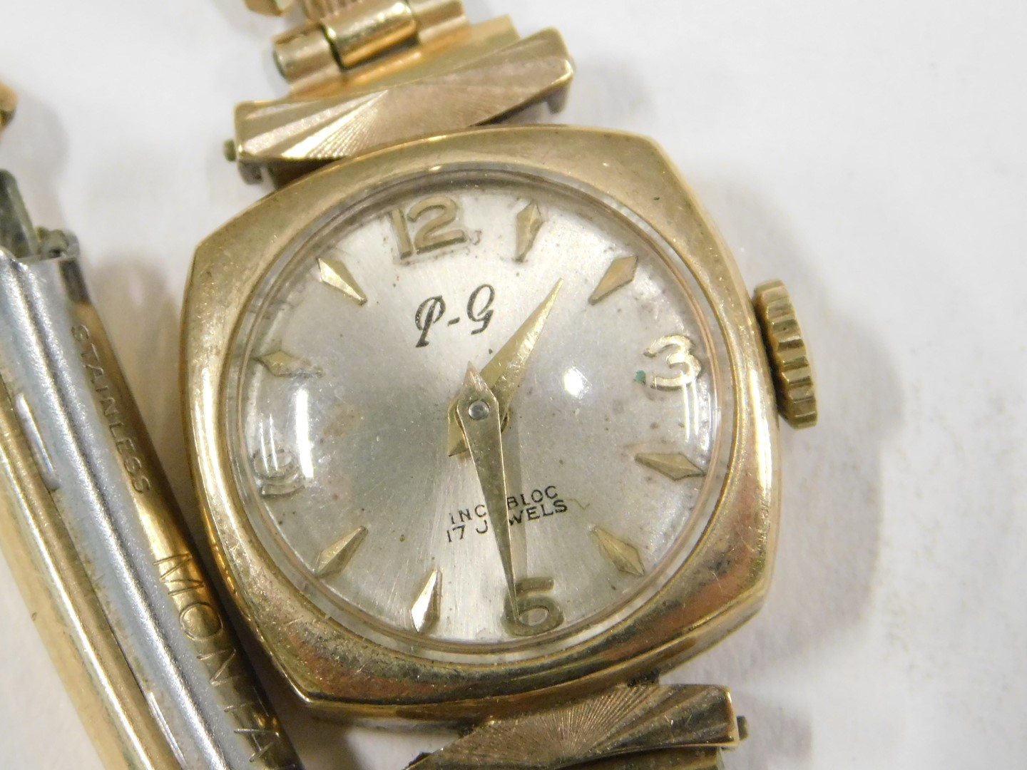 A PG lady's wristwatch, with a silvered numeric dial, in square case, 1.5cm diameter, yellow metal s - Image 2 of 4