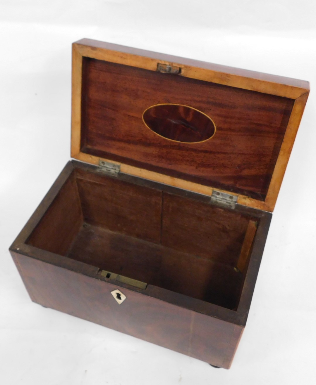 An early 19thC mahogany and rosewood cross banded tea caddy, with boxwood stringing, the hinged lid - Image 2 of 2
