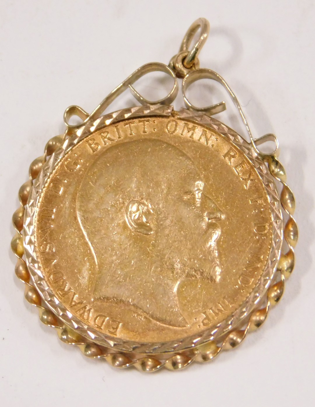 An Edward VII full gold sovereign pendant, dated 1910, in a 9ct gold twist work pendant mount, 9.1g - Image 2 of 3