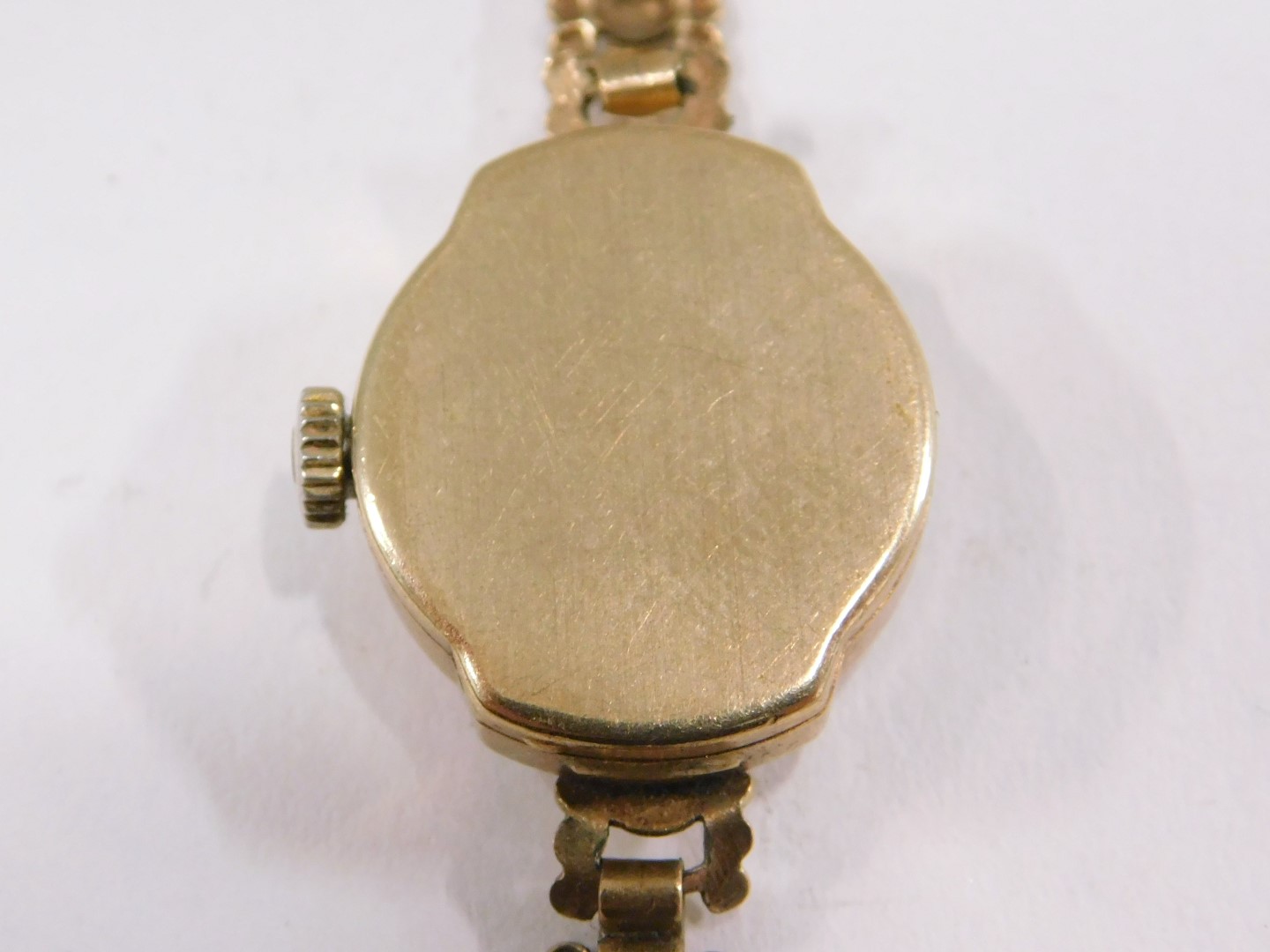 An Avia 9ct gold ladies wristwatch, the small silvered dial 1.5cm diameter, on a fancy link bracelet - Image 3 of 3