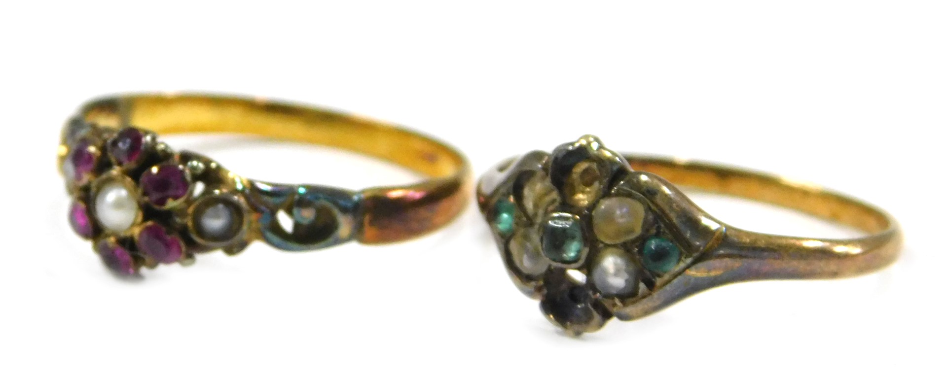 Two dress rings, comprising an Edwardian cluster ring, set with garnets and seed pearls, on a yellow