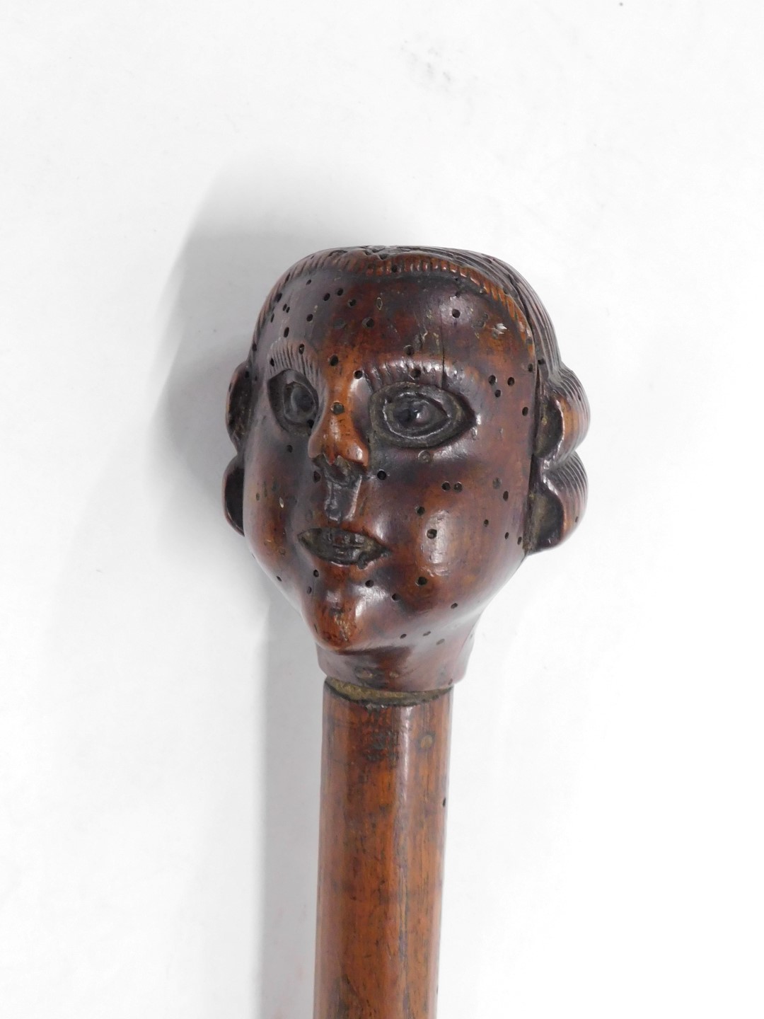 A late 18th/early 19thC walnut and oak walking stick, the handle carved with a head of a gentleman w - Bild 2 aus 2