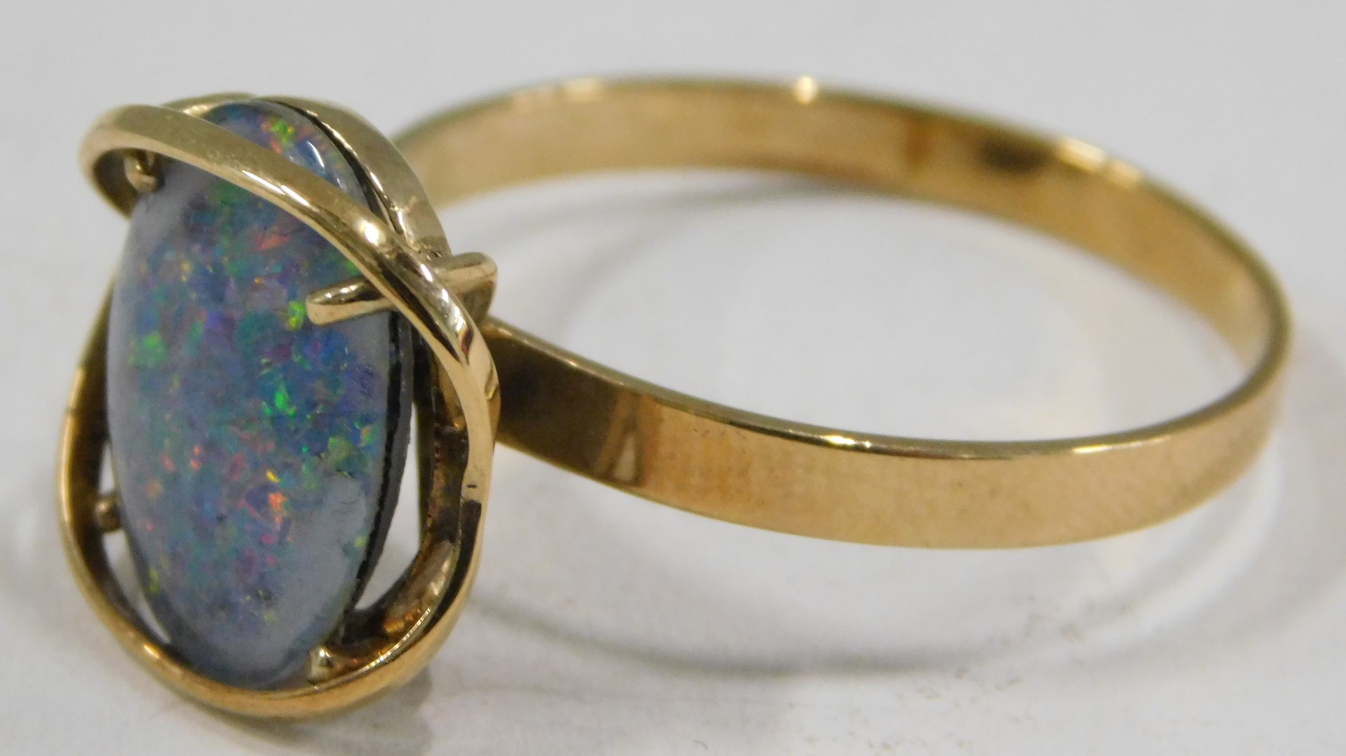 An imitation opal dress ring, the imitation opal doublet, with dark blue flare, in a raised yellow m - Image 2 of 2