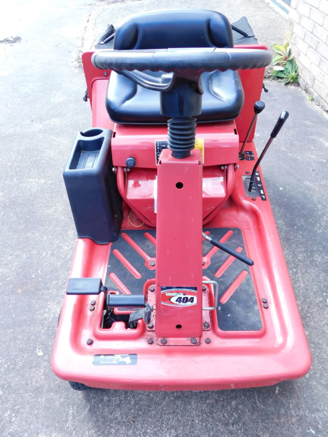 A Lawnflite 404 petrol ride on mower, in red. - Image 2 of 5