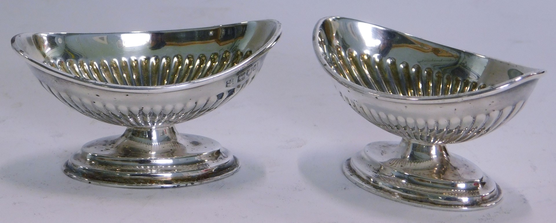 A pair of Victorian Colburn & Co silver salts, each of reeded design on an oval foot, London 1899, 2 - Image 2 of 2