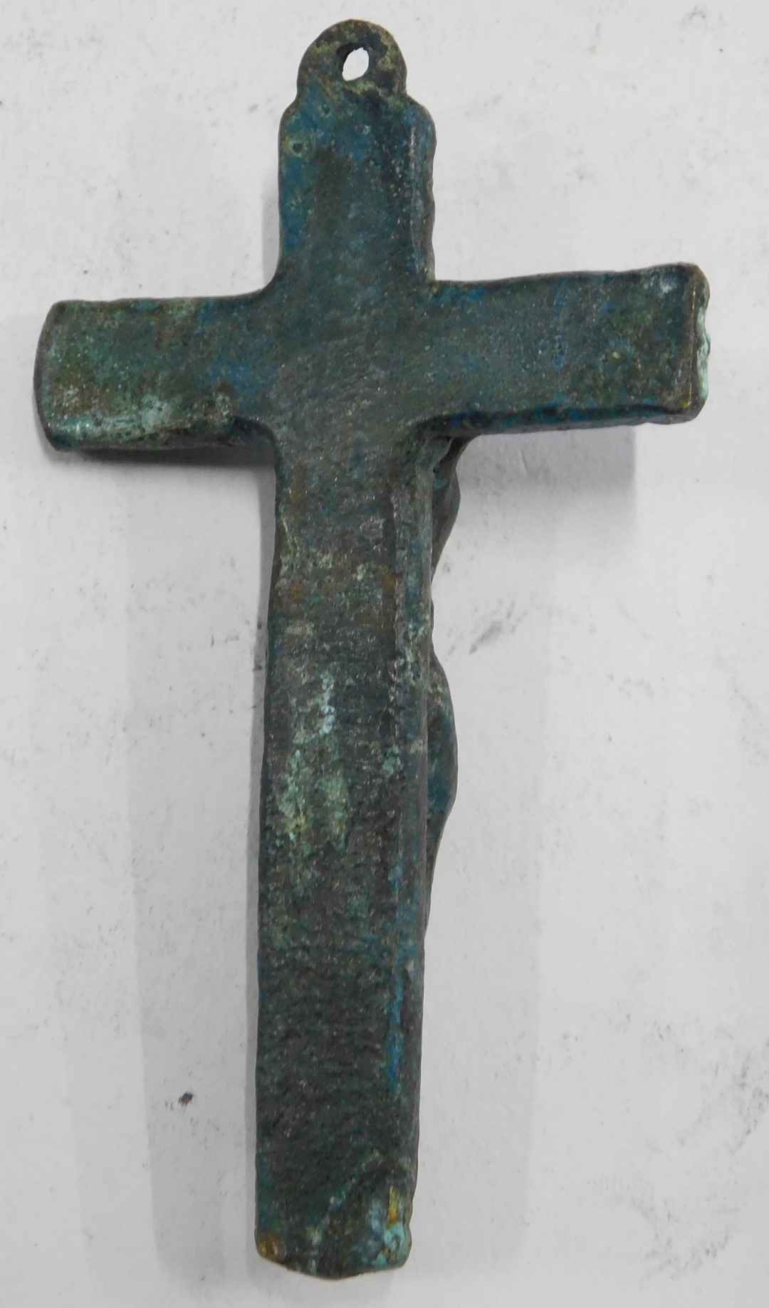 An architectural bronze crucifix, of Jesus mounted on cross, possibly 16th or 17thC, 8cm high. - Bild 2 aus 2