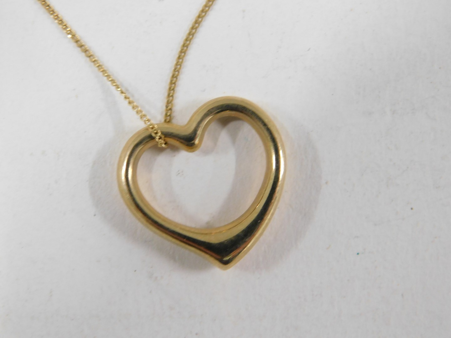 A 9ct gold heart shaped pendant and chain, the hollow heart 2cm high, on a fine link neck chain, 44c - Image 3 of 3
